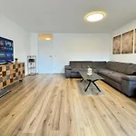 3 Apartment, 95 Qm, Max 5 Personen, Balkon, Garage, Internet 100 Mbit Διαμέρισμα *