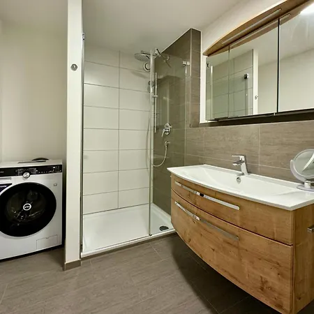 3 Apartment, 95 Qm, Max 5 Personen, Balkon, Garage, Internet 100 Mbit Apartman