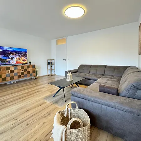 3 Apartment, 95 Qm, Max 5 Personen, Balkon, Garage, Internet 100 Mbit *