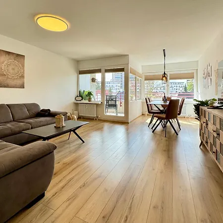 3 Apartment, 95 Qm, Max 5 Personen, Balkon, Garage, Internet 100 Mbit Lägenhet Leonberg