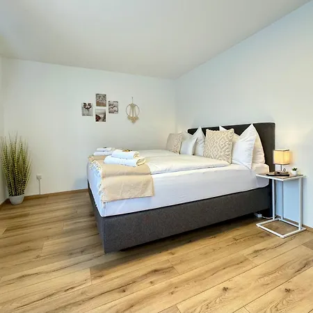 3 Apartment, 95 Qm, Max 5 Personen, Balkon, Garage, Internet 100 Mbit * Leonberg