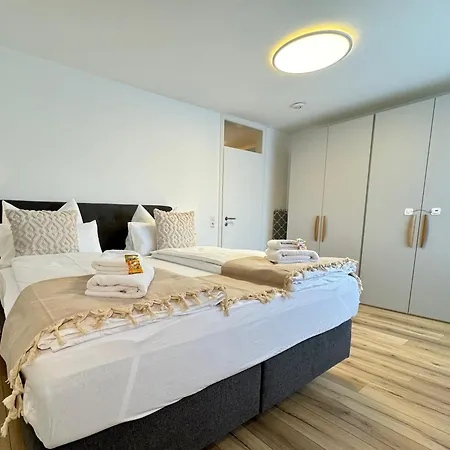 3 Apartment, 95 Qm, Max 5 Personen, Balkon, Garage, Internet 100 Mbit Apartmán